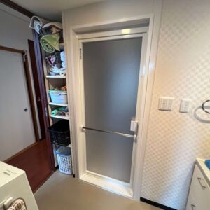 開き扉　タオル掛け付