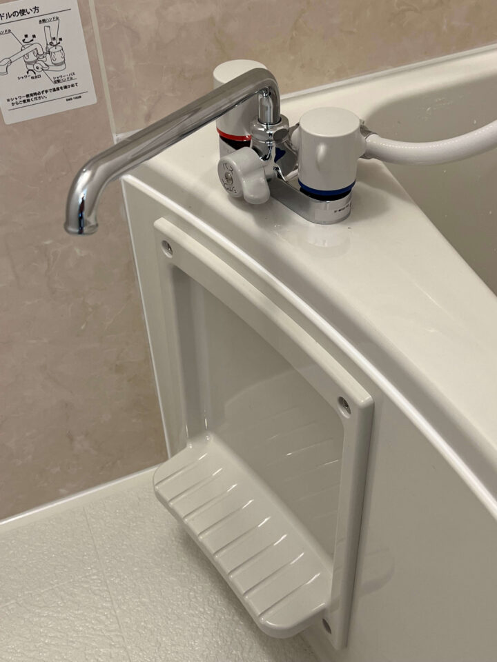 浴槽・洗い場兼用水栓と収納を兼ねた給水・給湯点検口